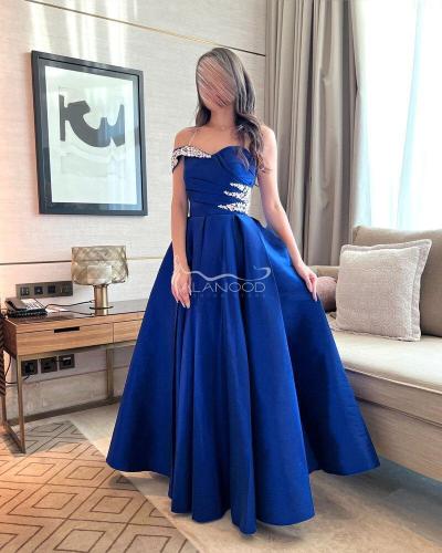فستان أزرق مزين بتطريزات من الكريستال اللامع