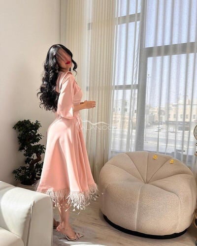 كوليكشن العيد بلون وردي بكلفة ريش أنيق