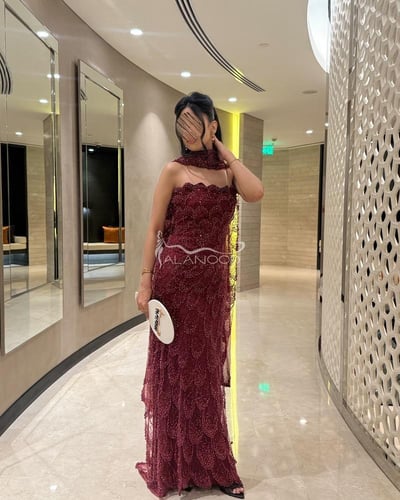 فستان سهرة عودي مميز بتصميم أنيق مزين بالأحجار الل...