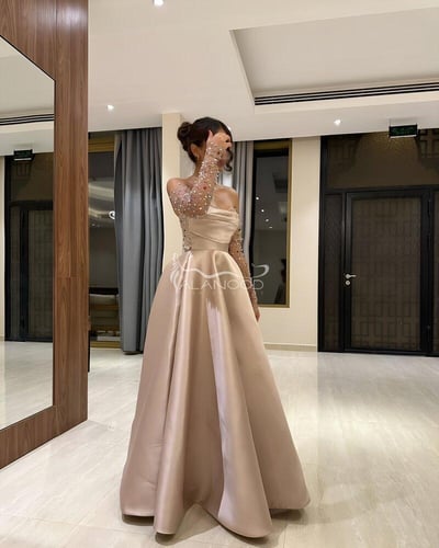 فستان سهره لحمي بتطريز لؤلؤ