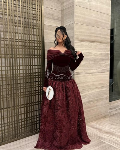 فستان سهرة عنابي مخملي بتصميم ملكي