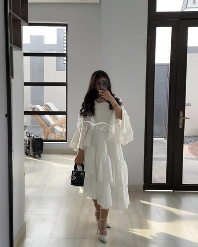فستان ناعم أبيض كتان بأكمام واسعة بتصميم عصري