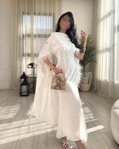 فستان العيد قطعتين ابيض بالريش مع لمسة الكرستال ال...