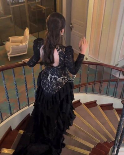 فستان دانتيل بـ اللون أبيض و أسود طويل بتصميم أنيق...