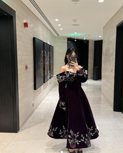 فستان مخمل مطرز بكلفة مشجرة شك