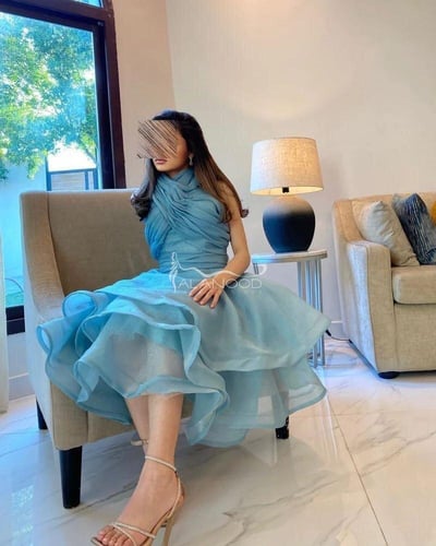 فستان ناعم قصير بلون سماوي بتصميم عصري