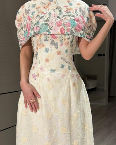 فستان سكري انيق بكلفة زهور فريد بتصميم ساحر