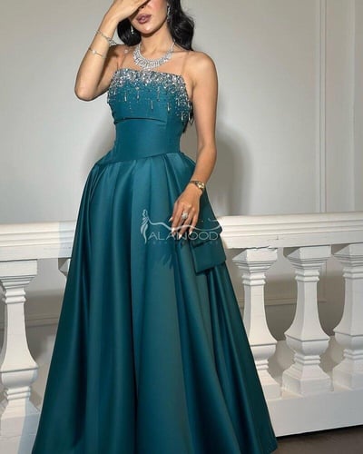 فستان سهرة بقصة متميزة