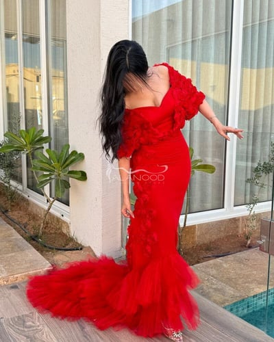 فستان سهرة احمر فخم بتصميم السمكة المنسدل
