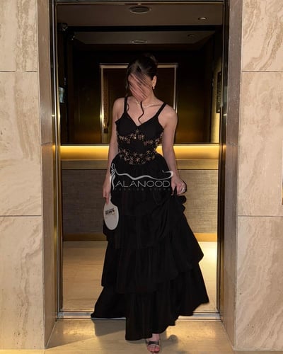 فستان أسود كلوش مناسبات بتصميم طبقات أنيق