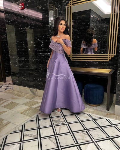 فستان سهرة بلون موف بكلفة مميزة بتصميم عصري لامع