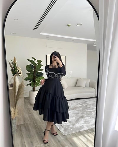 فستان ناعم أبيض كتان بأكمام واسعة بتصميم عصري