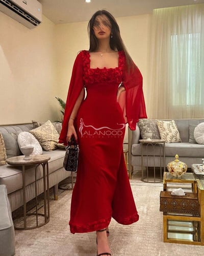 فستان الملكة كابلي الأحمر بالورود: تصميم باربي ستر...