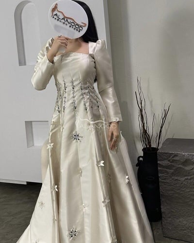 فستان سهرة المها باللون البيج الفاتح من خامة الميك...