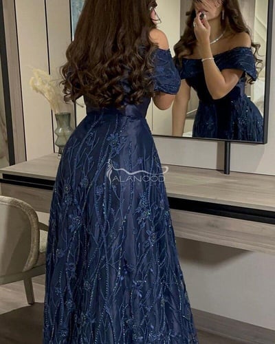 فستان سهرة أنيق بلون الموف والكحلي بتصميم عصري فخم