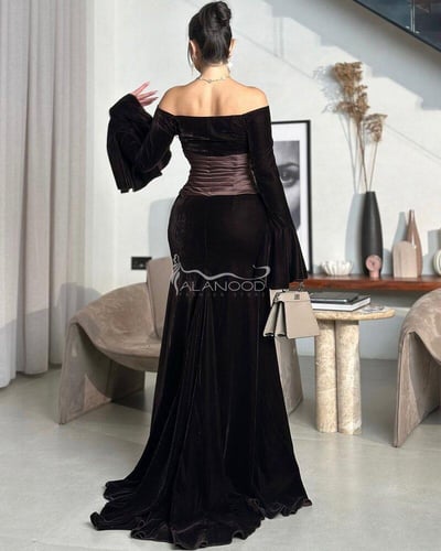 فستان مخمل أنثوي راقي بقصة مجسمة