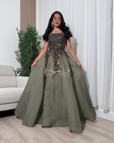 فستان سهرة طويل أنيق بتصميم جذاب وألوان متناسقة