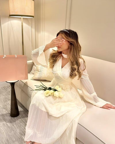 فستان ناعم بلون سكري بخامة شيفون بتصميم أنيق