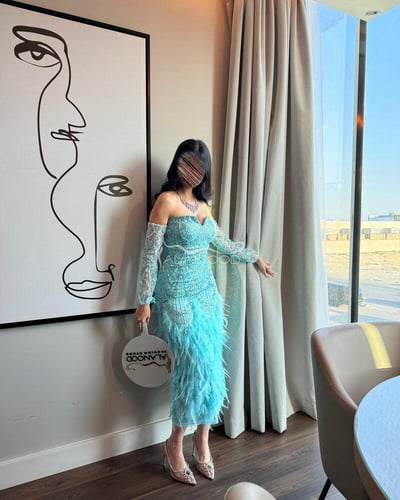 فستان سهره تركواز بكلفة ريش بتصميم ماسك أنيق