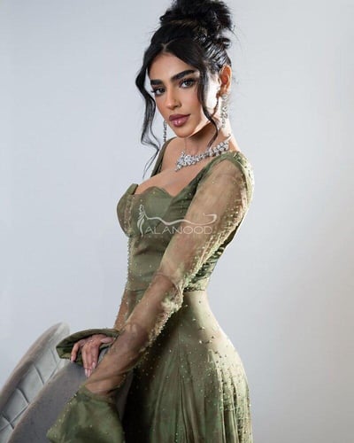 فستان زمرد اخضر بفصوص كرستال بتصميم أنيق