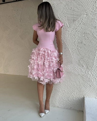 فستان العمر المحير بلون وردي بتصميم أنيق وفاخر