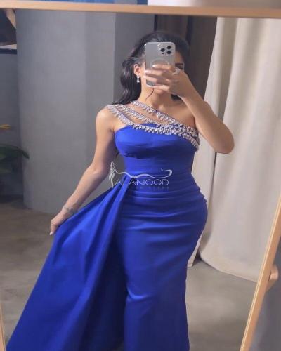 فستان أزرق سهرة بكرستال على الكتف بتصميم عصري فخم