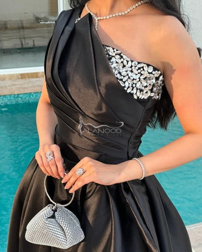 فستان سهرة أسود مطرز بأكمام منفصلة فاخرة