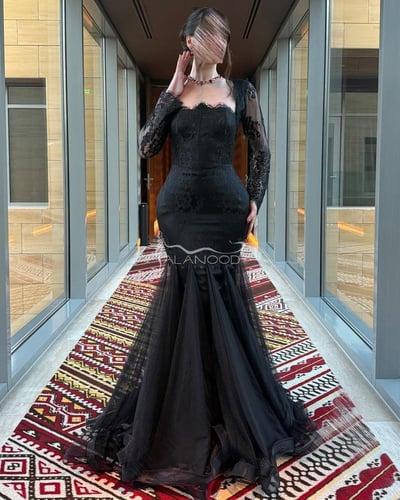 فستان دانتيل اسود أنيق بتصميم فريد