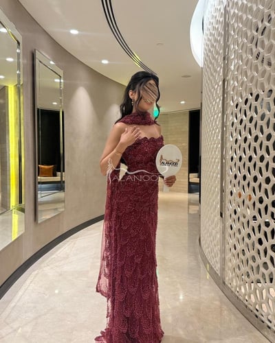 فستان سهرة عودي مميز بتصميم أنيق مزين بالأحجار الل...