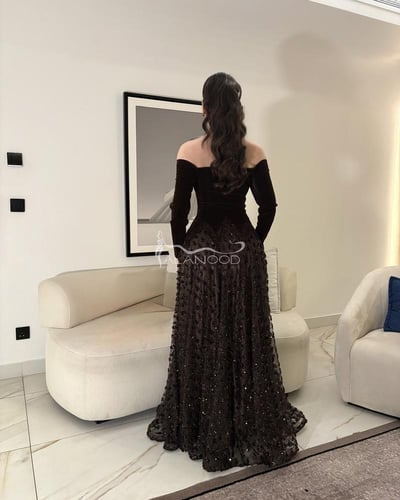 فستان سهرة بني مزين بالخرز بتصميم أنيق