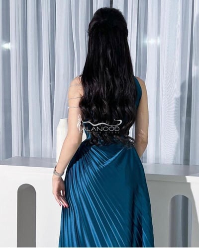 فستان ناعم بلون بترولي بسلاسل كرستال على الكتف بتص...