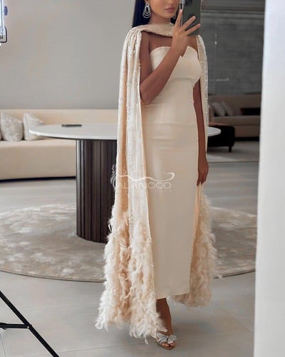 فستان سهرة بشال من الريش ثلاث اللوان بتصميم فاخر