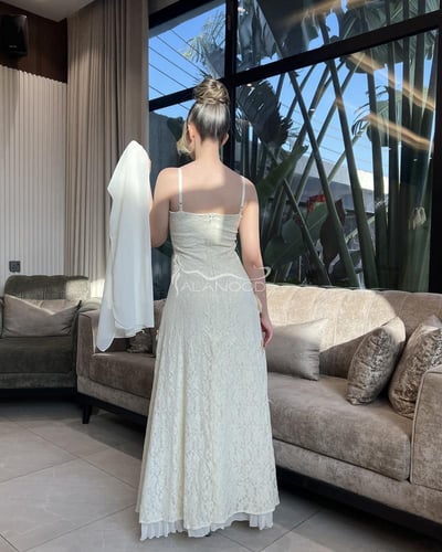 فستان دانتيل سكري انيق بتصميم ساحر