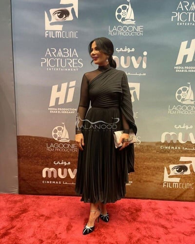 فستان منى اسود ساتر بتصميم انيق