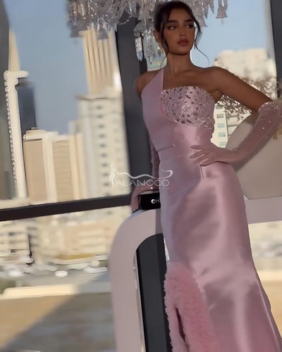 فستان سهرة وردي فخم بتصميم عصري مع تفاصيل أنيقة