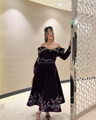 فستان مخمل مطرز بكلفة مشجرة شك