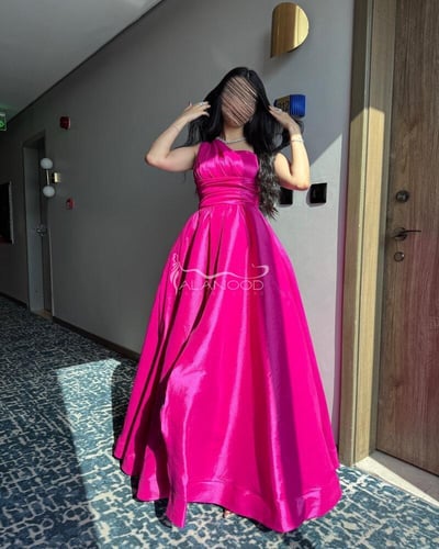 فستان سهرة فوشي راقي بتصميم أنيق ولامع