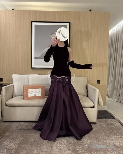 فستان سهرة بنفسجي داكن بأكمام مميزة وقصة أنيقة