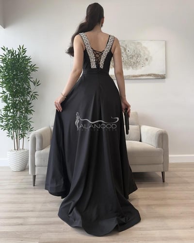 فستان مزون تيفاني واسود مطرز يدوي بتصميم أنيق للسه...