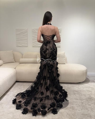 فستان سهرة اسود أنيق بكلفة الورود البارزة بتصميم ف...