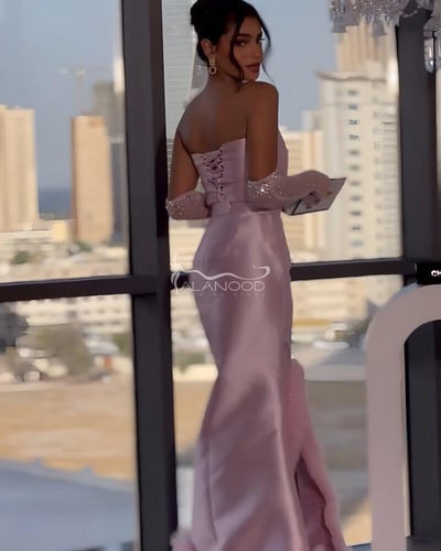 فستان سهرة وردي فخم بتصميم عصري مع تفاصيل أنيقة