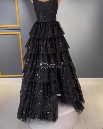 فستان سهرة أسود أنيق بتصميم طبقات الشك