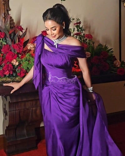 فستان سهرة موف بتصميم كلاسيكي مع كلوش فخم