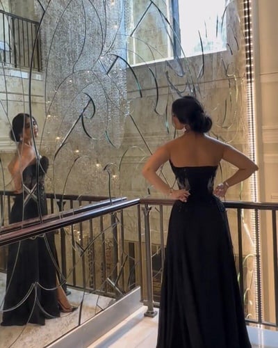 فستان اسود طويل مع شك من الخصر