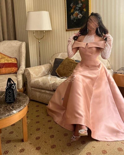 فستان سهرة طويل لامع: أناقة وجاذبية في ليلة مميزة