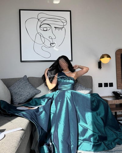 فستان سهرة فوشي راقي بتصميم أنيق ولامع