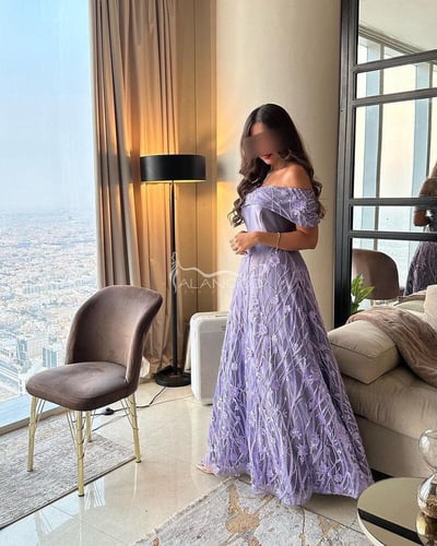 فستان سهرة أنيق بلون الموف والكحلي بتصميم عصري فخم