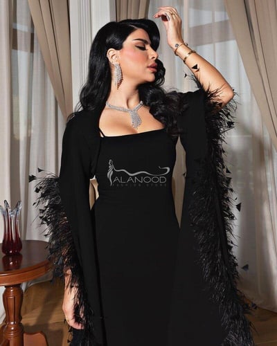 فستان سهره اسود قطعتين بجاكيت مزين بالريش بتصميم ع...