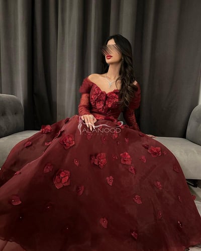 فستان سهرة عودي مطرز بزهور فاخرة