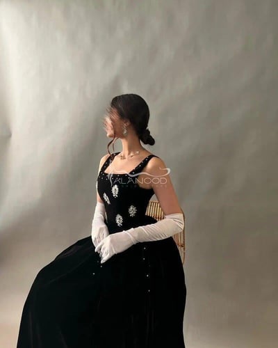 فستان أسود قطيفة أنيق مع أكمام بيضاء وزخارف لؤلؤية